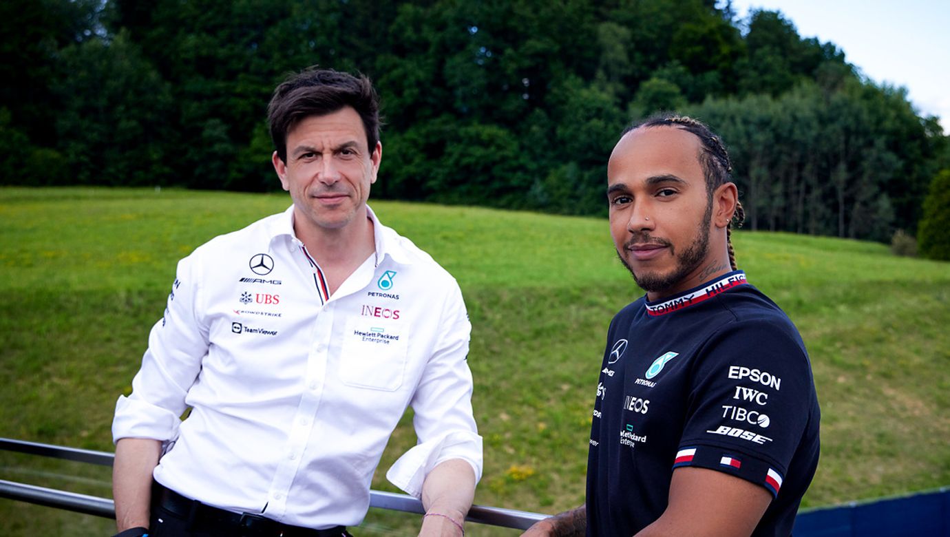 Lewis Hamilton stojí vedle šéfa Mercedesu Toto Wolffa.