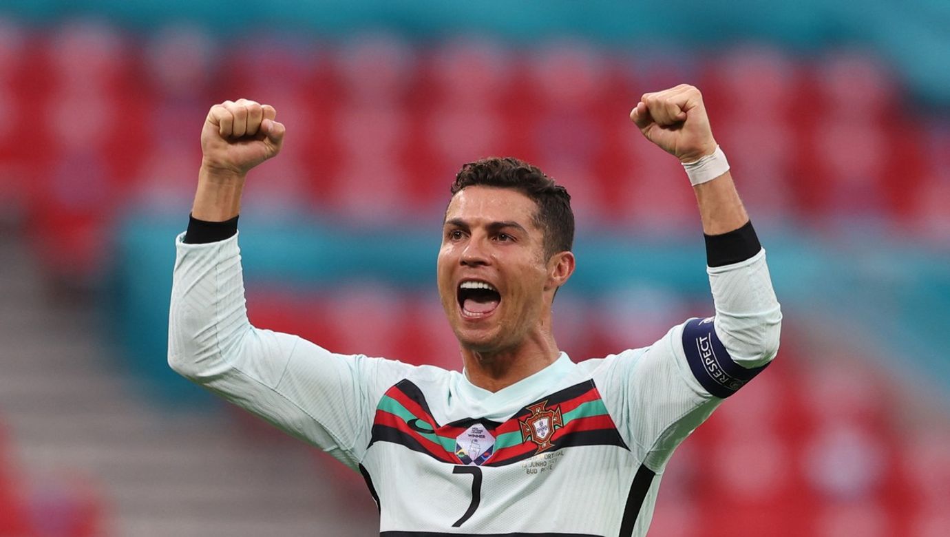 Cristiano Ronaldo se raduje se zdviženýma rukama.