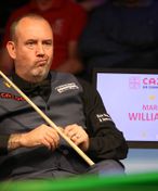 Trojnásobný mistr světa ve snookeru usnul během zápasu. Trapas zachytily kamery