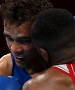 Jako Mike Tyson. Olympijský boxer zkusil soupeři ukousnout ucho