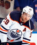 Nervy v NHL. Leon Draisaitl urazil člena Síně slávy
