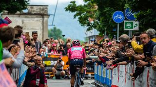 Hurá, Giro zmoudřelo! Cyklisté můžou házet bidony fanouškům
