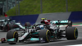 Mercedes ovládl sprint: Bottas vyhrál, Hamilton vykřesal naději