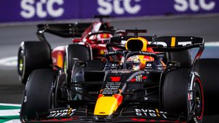 Verstappen je zpět! V těsné bitvě porazil Leclerca a vyhrál VC Saúdské Arábie