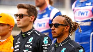 Hamilton chválí svého stájového kolegu a burcuje své mechaniky