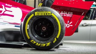 23 závodů za rok je problém, přiznal šéf Pirelli