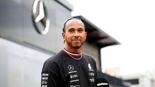 Strhněte sochy rasistů a otrokářů! žádá Lewis Hamilton