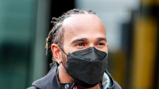 Špatná strategie Mercedesu, zpochybňuje Lewis Hamilton svůj tým