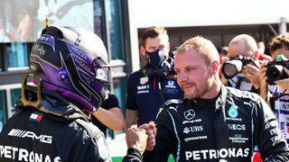 Skvělý člověk a gentleman, loučí se Lewis Hamilton s Valtteri Bottasem