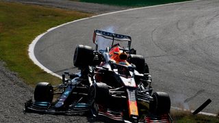 Bitva Hamiltona s Verstappenem: Havarují znovu!