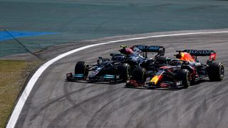 Válka slov. Souboj mezi Mercedesem a Red Bullem pokračuje