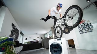 Biker Fabio Wibmer opět ohromuje svět. Domácí video je neuvěřitelné