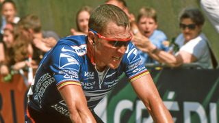 Lance Armstrong dopoval déle, než přiznal dříve. Jde si vážit jeho úspěchů?