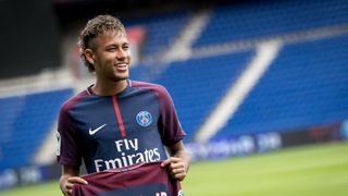 Neymar je zpátky ve Francii, PSG opustí jiní hráči