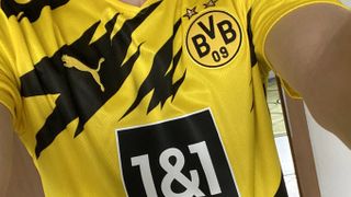 Sponzor Dortmundu musel kvůli rivalitě s Schalke přebarvit logo