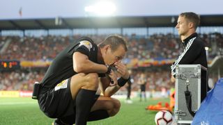 Zrušte video ve fotbale, dokud se s ním rozhodčí nenaučí