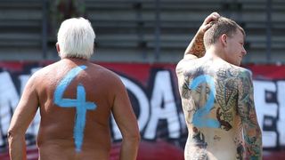 Německý nudafotbal. Naháči chtěli upozornit na korupci a nemocný systém
