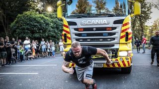 Tkadlčík bavil strongmany i diváky. Přitom stihl v klidu vyhrát závody