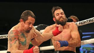 Boxer v umělém spánku. Doplatil na pátek třináctého