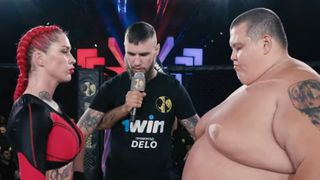 MMA v Rusku: Žena dobila o 177 kilo těžšího blogera