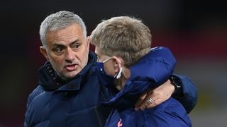 Úplně jiný José. Mourinho už rok trénuje Tottenham