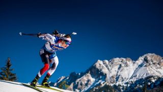 Biatlon se letos loučí, je tu první masák sezony. Na startu čtyři Češi