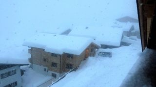 České biatlonisty zasypal v Rakousku sníh