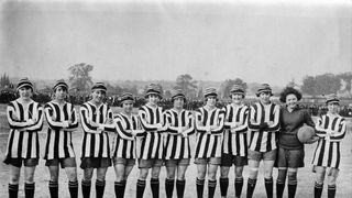 Dick Kerr's Ladies: Vyprodaly stadion a tak je raději zakázali