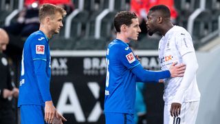 Zkrat v Bundeslize. Fotbalista plivl soupeři do obličeje