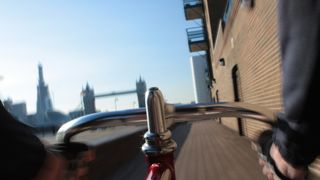 Odhalená jízda Londýnem. Cyklistka bojovala proti sebevraždám