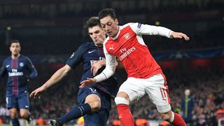 Mesut Özil je drahý i zadarmo. Arsenal by Juventusu snad i zaplatil, aby si ho vzal