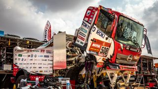 Rally Dakar má za sebou den volna, dnes začal dvoudenní maraton