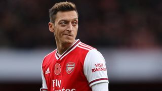 Polepší se? Özil slíbil matce, že se vrátí domů