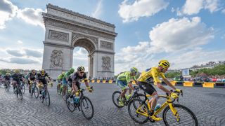 Cyklistický peloton čeká na proočkování