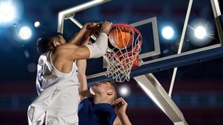 Příběh basketbalu: První zápas skončil 1:0 a hrálo se s koši na broskve