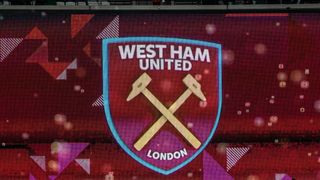 West Ham ztratil klíčový zápas. Červená karta a vlastní gól mu zlomily vaz