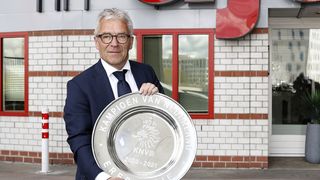 Ajax roztavil mistrovskou trofej a její kousky věnoval fanouškům