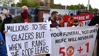 Jsou vášniví, komentuje Manchester United řádění svých fanoušků