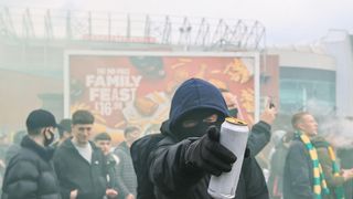 Nové protesty. Fanoušci Manchesteru zablokovali autobus Liverpoolu