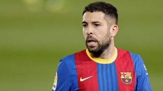 Vypískaný Jordi Alba. Fanoušci Barcelony reagují na snižování platů