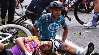 Začala Tour de France: Fanynka zavinila pád desítek jezdců