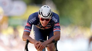 Organizátoři Tour chtějí potrestat fanynku a ve žlutém je Van der Poel