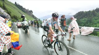 Víkend v Alpách. Pogačar suverénně převzal žlutý dres