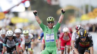 Cavendish znovu ukrojil Merckxův rekord, Merckx se ale zlobí na Van der Poela