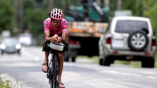 Mortonův bláznivý nápad. Bez podpory objel Tour. V sandálech a rychleji než peloton