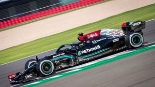 Mercedes přiznal barvu: Bez červené vlajky by Hamilton v Silverstone dozávodil
