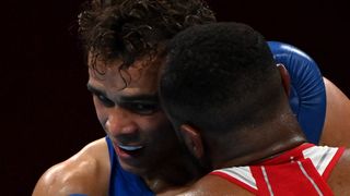 Jako Mike Tyson. Olympijský boxer zkusil soupeři ukousnout ucho