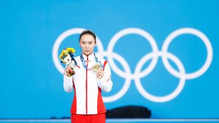 Zlato je ze stříbra? Čínská gymnastka reklamuje svou olympijskou medaili