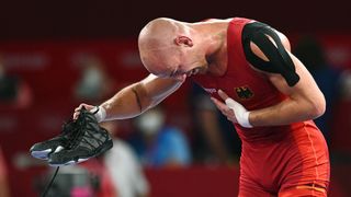 Olympijským bronzem zakončil kariéru, boty položil na žíněnku a rozplakal se