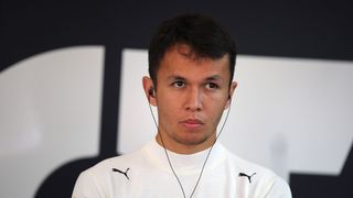 Alex Albon je zpátky v F1! Nahradí Russella u Williamsu
